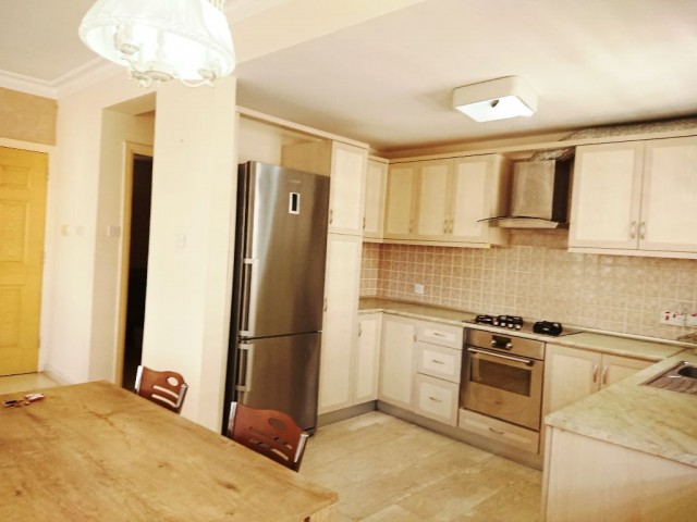 Girne Öğretmen Evi Bölgesinde Nezih Bakımlı Apartmanda  3+1 Full Eşyalı SATILIK ve KİRALIK Daire 