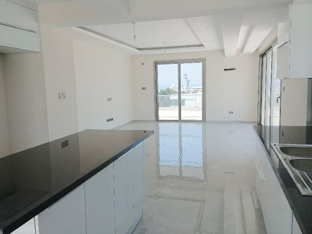 Girne Merkez'de Yeni Asansörlü Binada 360 Derece Manzara Teraslı- 3+1 Full Penthouse!