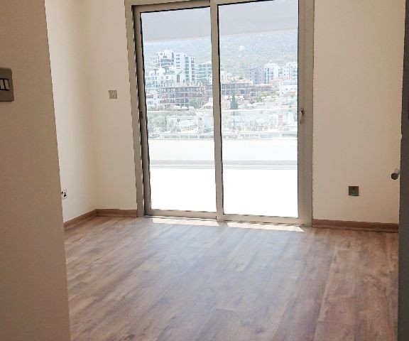 Girne Merkez'de Yeni Asansörlü Binada 360 Derece Manzara Teraslı- 3+1 Full Penthouse!