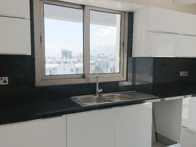 Girne Merkez'de Yeni Asansörlü Binada 360 Derece Manzara Teraslı- 3+1 Full Penthouse!