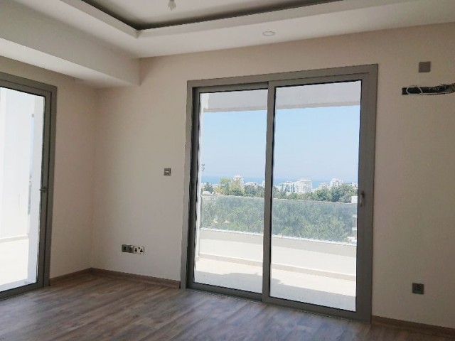 Girne Merkez'de Yeni Asansörlü Binada 360 Derece Manzara Teraslı- 3+1 Full Penthouse!