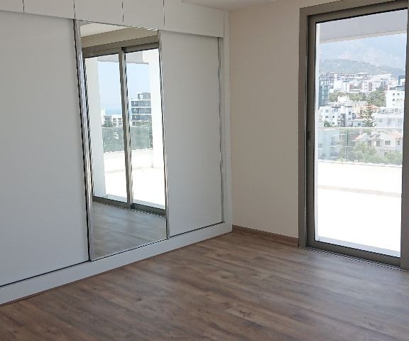 Girne Merkez'de Yeni Asansörlü Binada 360 Derece Manzara Teraslı- 3+1 Full Penthouse!