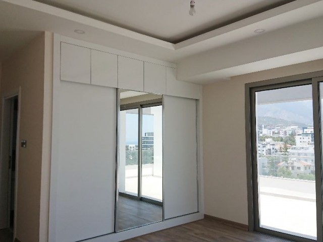 Girne Merkez'de Yeni Asansörlü Binada 360 Derece Manzara Teraslı- 3+1 Full Penthouse!