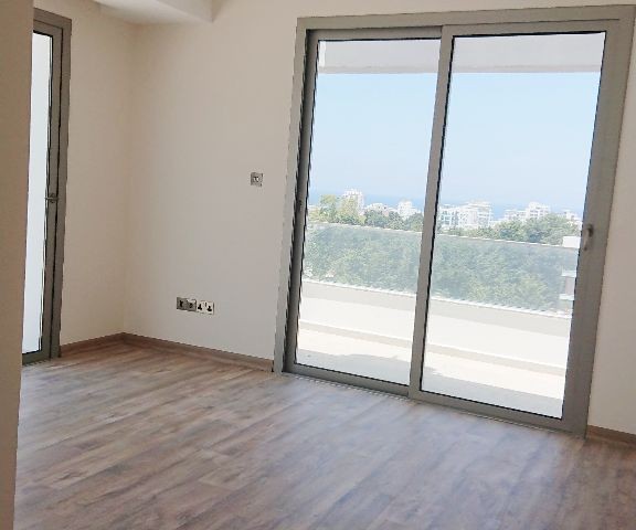 Girne Merkez'de Yeni Asansörlü Binada 360 Derece Manzara Teraslı- 3+1 Full Penthouse!