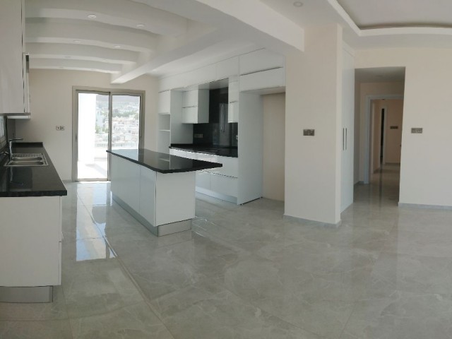 Girne Merkez'de Yeni Asansörlü Binada 360 Derece Manzara Teraslı- 3+1 Full Penthouse!