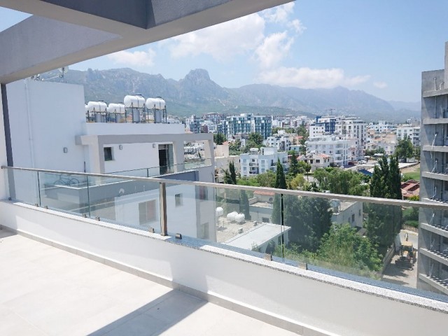 Girne Merkez'de Yeni Asansörlü Binada 360 Derece Manzara Teraslı- 3+1 Full Penthouse!