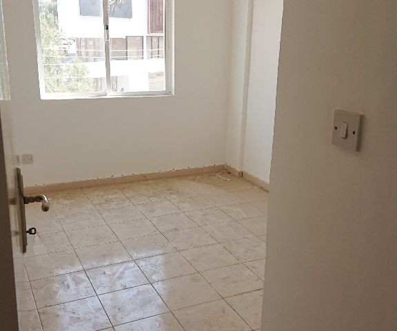 Girne Merkez'de ***KELEPİR*** 3+1 TÜRK MALI SATILIK DAİRE! 