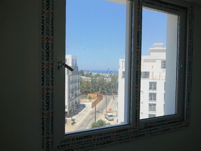 Geräumige 3+1 - Wohnung zum Verkauf mit Berg-Meerblick in einem neuen Gebäude mit Aufzug im Zentrum von Kyrenia! **  ** 