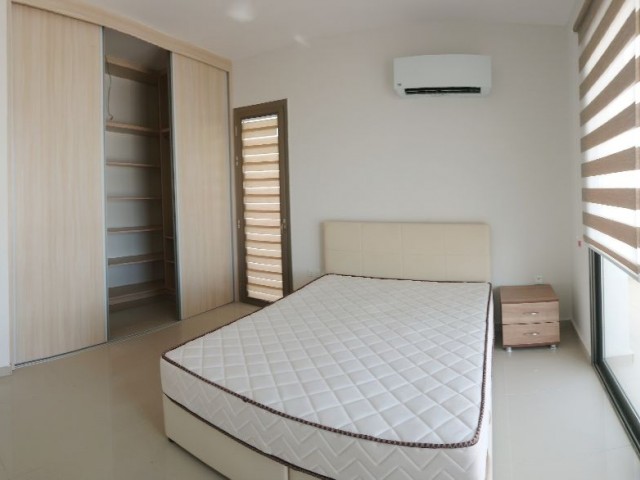 Girne Merkez'de Servis Güzergahına ve Markete Yakın, Yeni, Asansörlü binada 3+1 Kiralık Yarı Penthouse !