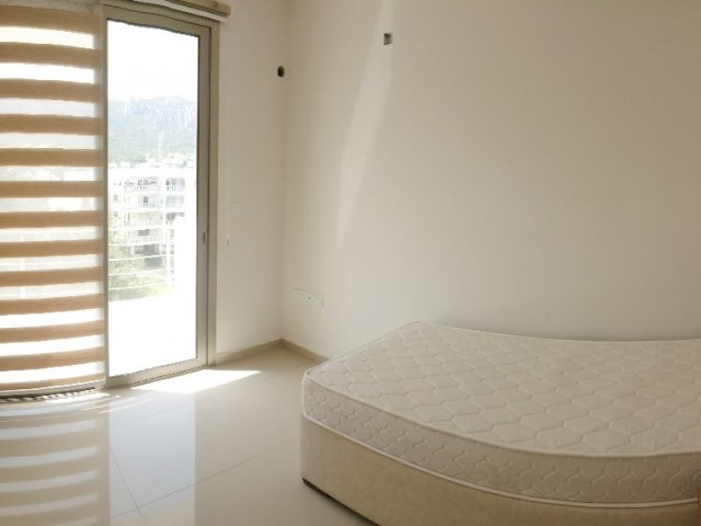 Girne Merkez'de Servis Güzergahına ve Markete Yakın, Yeni, Asansörlü binada 3+1 Kiralık Yarı Penthouse !