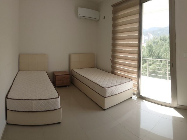 Girne Merkez'de Servis Güzergahına ve Markete Yakın, Yeni, Asansörlü binada 3+1 Kiralık Yarı Penthouse !