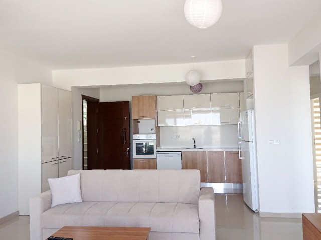 Girne Merkez'de Servis Güzergahına ve Markete Yakın, Yeni, Asansörlü binada 3+1 Kiralık Yarı Penthouse !