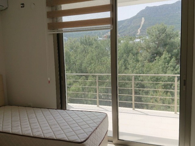 Girne Merkez'de Servis Güzergahına ve Markete Yakın, Yeni, Asansörlü binada 3+1 Kiralık Yarı Penthouse !