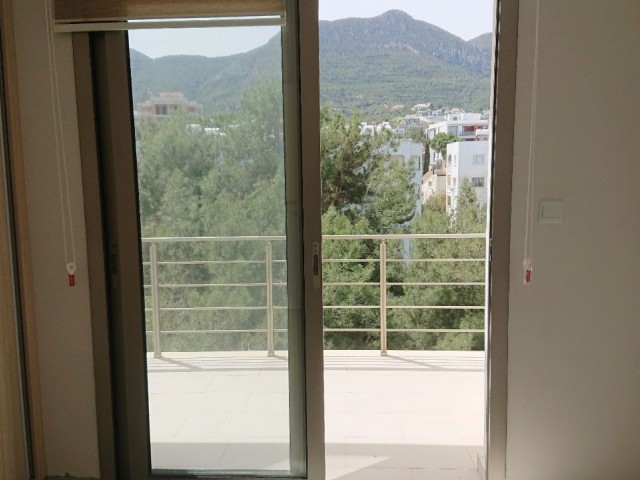 Girne Merkez'de Servis Güzergahına ve Markete Yakın, Yeni, Asansörlü binada 3+1 Kiralık Yarı Penthouse !