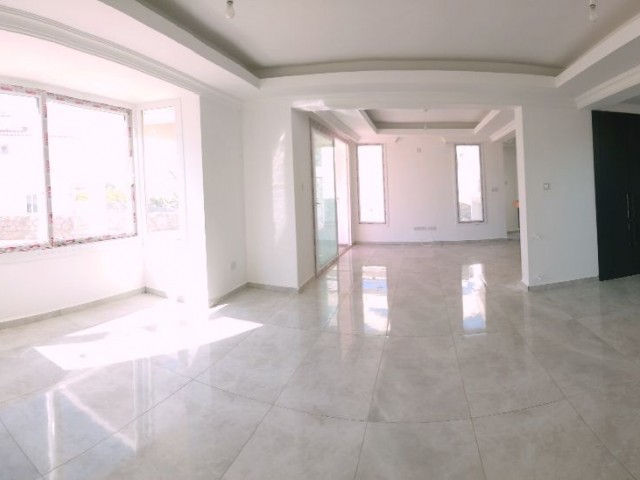 ALsancak'ta 3+1 Geniş Bahçeli Özel Havuzlu Satılık Yeni Villa 