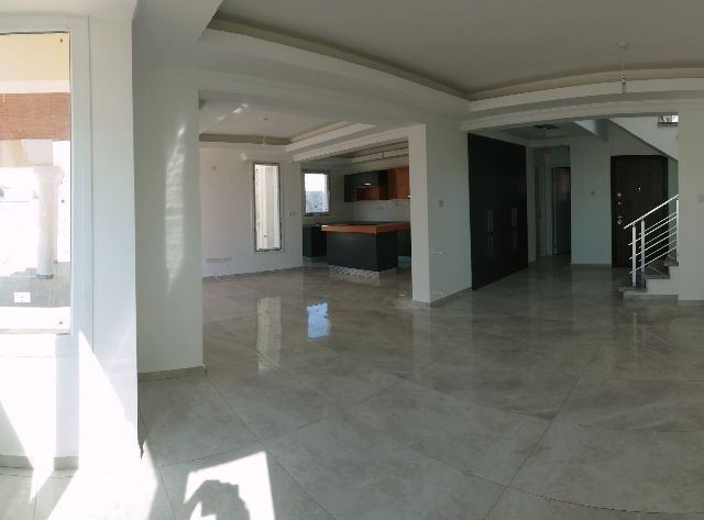 3 + 1 Neue Villa Zum Verkauf Mit Großem Garten In Alsancak **  ** 