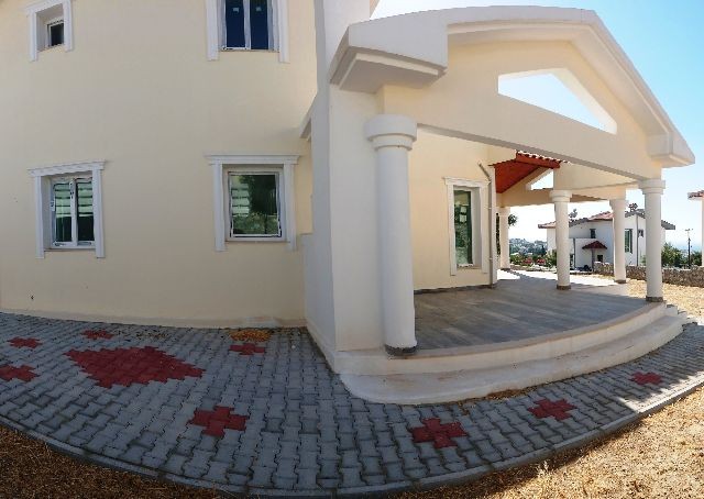 ALsancak'ta 3+1 Geniş Bahçeli Özel Havuzlu Satılık Yeni Villa 