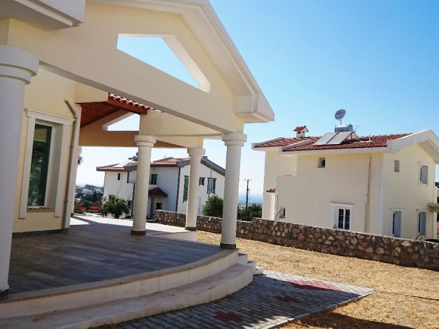 3 + 1 Neue Villa Zum Verkauf Mit Großem Garten In Alsancak **  ** 