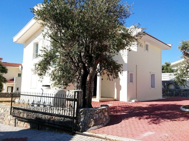 3 + 1 Neue Villa Zum Verkauf Mit Großem Garten In Alsancak **  ** 