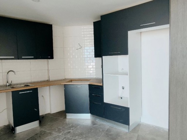 Girne'nin Çevre Yoluna Çıkan Modern Gelişmiş Bölgesinde Prestijli Yeni Rezidans Binasında Kiralık ve Satılık 1+1 