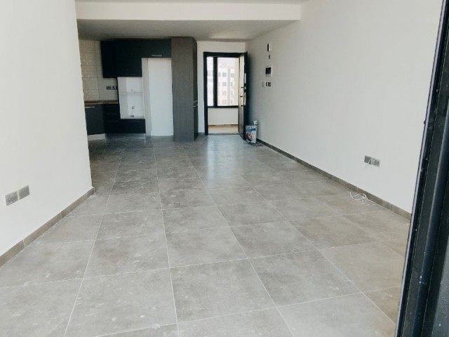 Girne'nin Çevre Yoluna Çıkan Modern Gelişmiş Bölgesinde Prestijli Yeni Rezidans Binasında Kiralık ve Satılık 1+1 