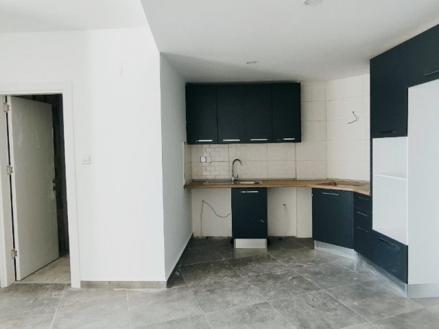 Girne'nin Çevre Yoluna Çıkan Modern Gelişmiş Bölgesinde Prestijli Yeni Rezidans Binasında Kiralık ve Satılık 1+1 