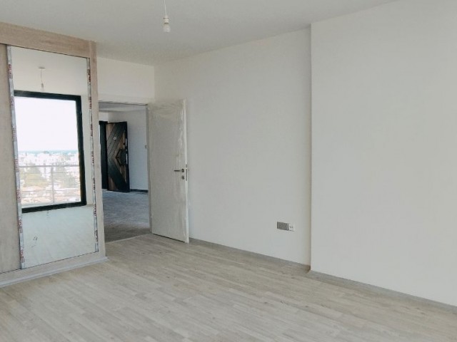 Girne'nin Çevre Yoluna Çıkan Modern Gelişmiş Bölgesinde Prestijli Yeni Rezidans Binasında Kiralık ve Satılık 1+1 