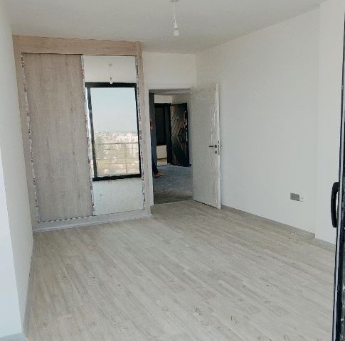 Girne'nin Çevre Yoluna Çıkan Modern Gelişmiş Bölgesinde Prestijli Yeni Rezidans Binasında Kiralık ve Satılık 1+1 