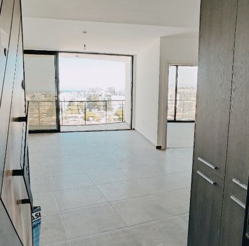 Girne'nin Çevre Yoluna Çıkan Modern Gelişmiş Bölgesinde Prestijli Yeni Rezidans Binasında Kiralık ve Satılık 1+1 