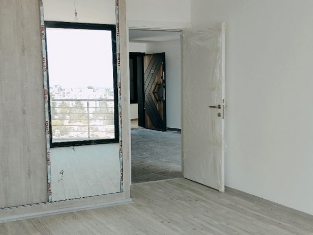 Girne'nin Çevre Yoluna Çıkan Modern Gelişmiş Bölgesinde Prestijli Yeni Rezidans Binasında Kiralık ve Satılık 1+1 