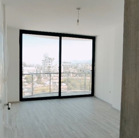 Girne'nin Çevre Yoluna Çıkan Modern Gelişmiş Bölgesinde Prestijli Yeni Rezidans Binasında Kiralık ve Satılık 1+1 