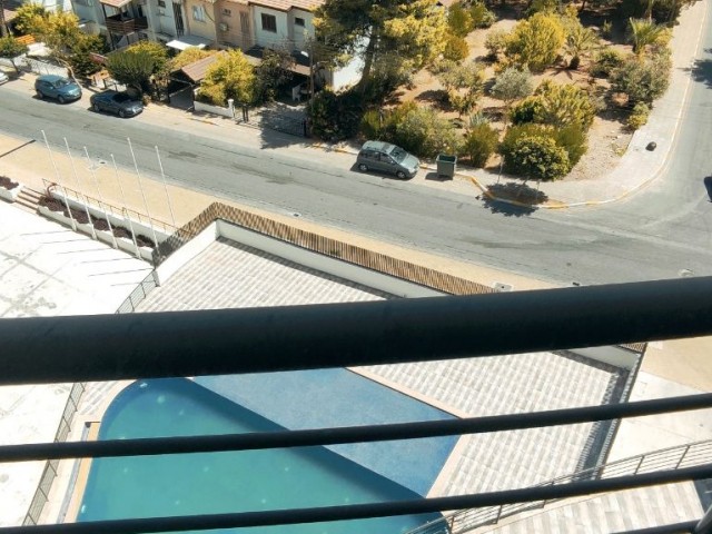 Girne'nin Çevre Yoluna Çıkan Modern Gelişmiş Bölgesinde Prestijli Yeni Rezidans Binasında Kiralık ve Satılık 1+1 