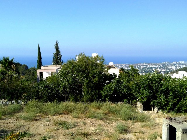 Kyrenia Lapta, in einer hohen Gegend, mit Blick auf die Berge und das Meer, 90% und 3 Etagen Baugrundstück, 40,000 stg **  ** 