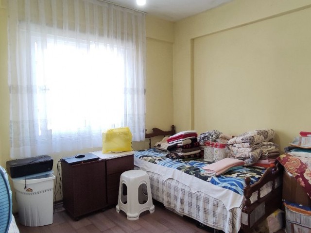 3+1 saubere Wohnung zum Verkauf in Kyrenia Zentrum zu Fuß von überall ** 