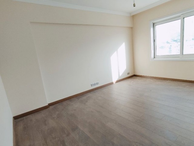 Girne’de Nadir Güzellikte  Denize Sıfır Konumda Lüks 3+1 Kiralık/SATILIK Daire !