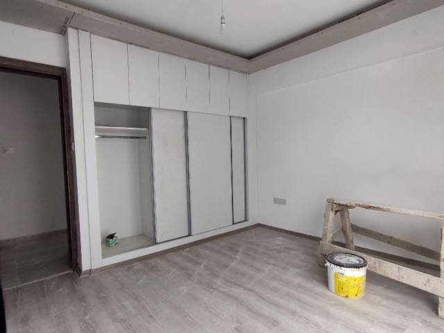 Girne Merkez'de Yeni Asansörlü Binada Eşyalı 3+1Kiralık Daire