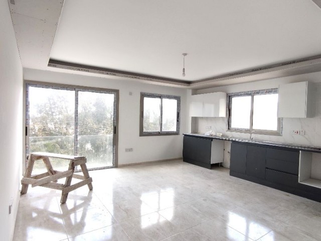 Girne Merkez'de Yeni Asansörlü Binada Eşyalı 3+1Kiralık Daire