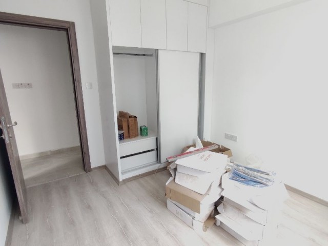 Girne Merkez'de Yeni Asansörlü Binada Eşyalı 3+1Kiralık Daire