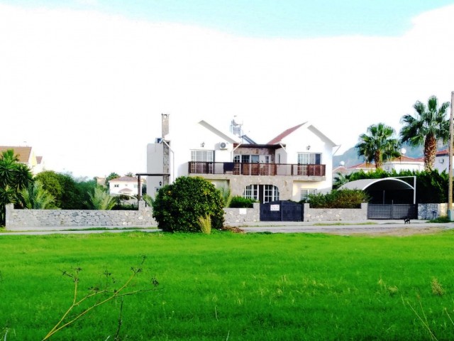 Villa in Karşıyaka, Kyrenia, 350.000 Quadratmeter