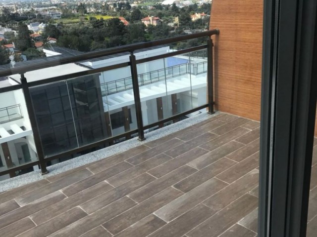 Girne Merkezde , Kendinizi Özel Hissedebileceğiniz Bir Dublex Penthouse ( 147 m2)