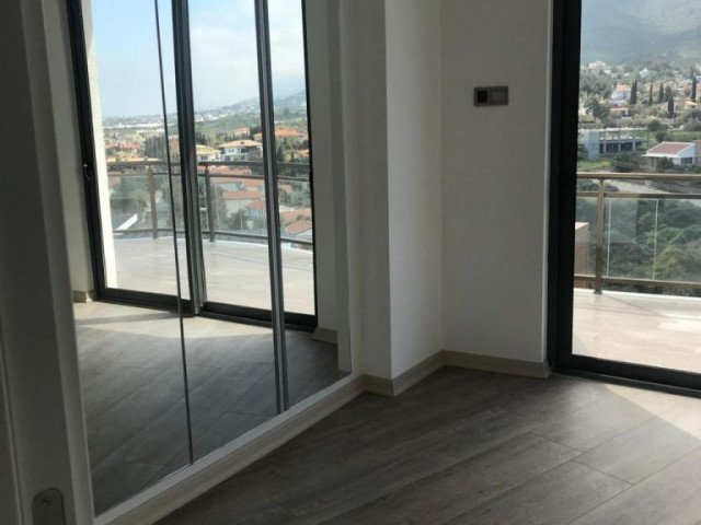 Girne Merkezde , Kendinizi Özel Hissedebileceğiniz Bir Dublex Penthouse ( 147 m2)