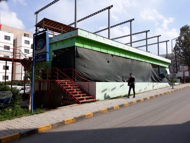 Lefkede ,% 80 bitmis ,%20 insaat kalmis ,Lefke Universitesine 20 metre mesafede , 400 m2. Cafe , 5 yillik kira karsiligi verilecektir. 