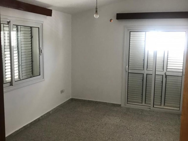 Gönyeli'de Merkezi Lokasyonda Konut veya  İşyeri Olarak Kullanılabilecek 360m2 4+3 Eşyasız Villa