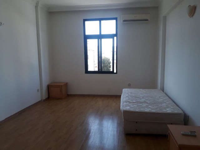 Kumsal'da Dereboyu ve Merit Hotele Yürüme Mesafesinde( 2+1) 140m2 Geniş Full Eşyalı Durakların Dibinde Kiralık Daire