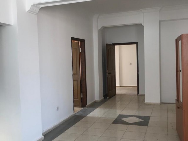 Kumsal'da Dereboyu ve Merit Hotele Yürüme Mesafesinde( 2+1) 140m2 Geniş Full Eşyalı Durakların Dibinde Kiralık Daire