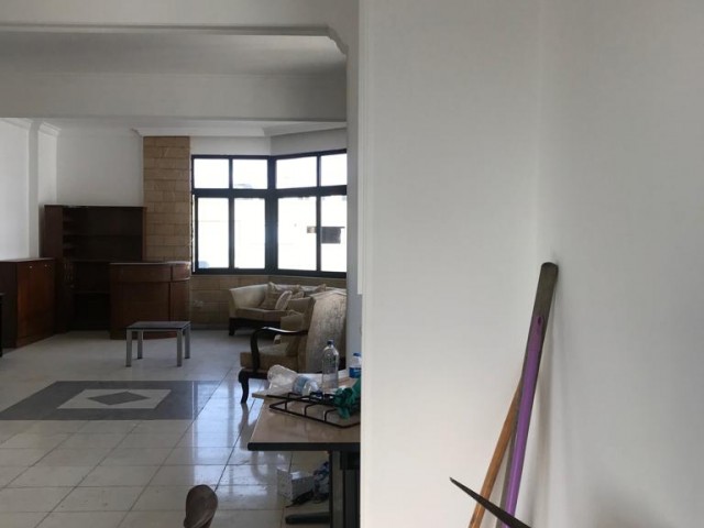 Kumsal'da Dereboyu ve Merit Hotele Yürüme Mesafesinde( 2+1) 140m2 Geniş Full Eşyalı Durakların Dibinde Kiralık Daire