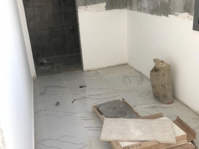 Gönyeli'de (300m2)  Sende + Giriş Kat Türk Tapulu Kiralık  Dükkan