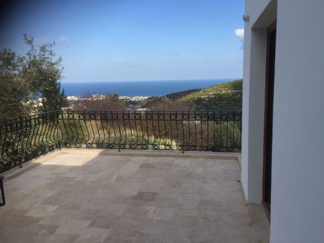 Alsancak in Kyrenia (150 m2) 3 + 1 Wohnungen mit Berg - und Meerblick ** 