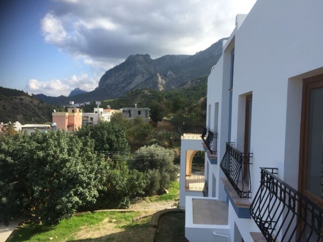 Alsancak in Kyrenia (150 m2) 3 + 1 Wohnungen mit Berg - und Meerblick ** 