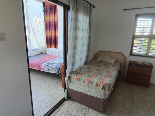 Girne Merkez'de (Sivil Savunma Arkası) Heryere ulaşım kolaylığı ve Mukemmel Manzaralı Teraslı , 4 Yataklı Full Eşyalı daire.